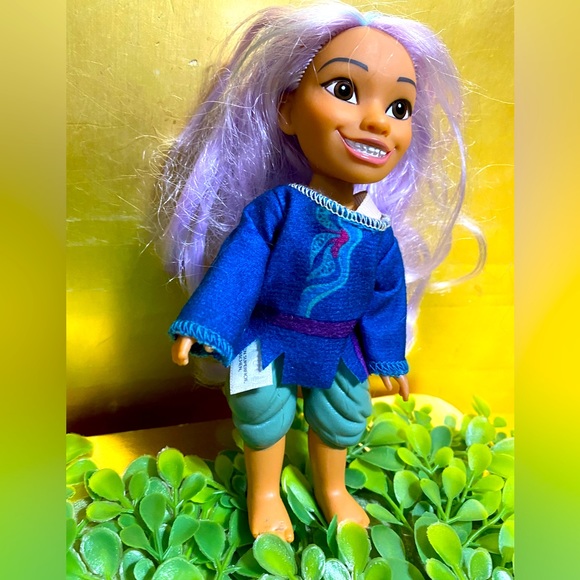 DISNEY RAYA AND THE DRAGON PETITE HUMAN SISU PURPLE & BLUE HAIR MOVABLE LIMBS 6” - Picture 3 of 8